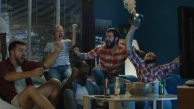 Heyecanlı hayranları oyun izlerken spor takımı için tezahürat