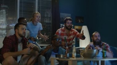 Televizyonda maç izlerken kanepede ürpertici arkadaşlar