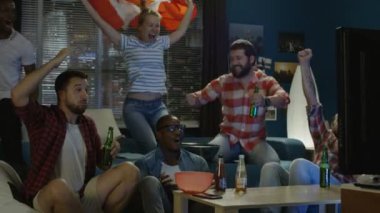 Vatansever hayranları ile bira oyunu izlerken heyecanlı