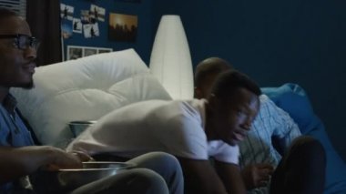 Spor izliyor ve bahse mi siyah erkekler