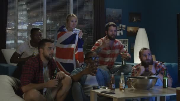 Olika fans spottar med öl tittar spelet — Stockvideo