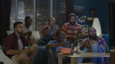 Evde spor oyun izlerken arkadaşlar