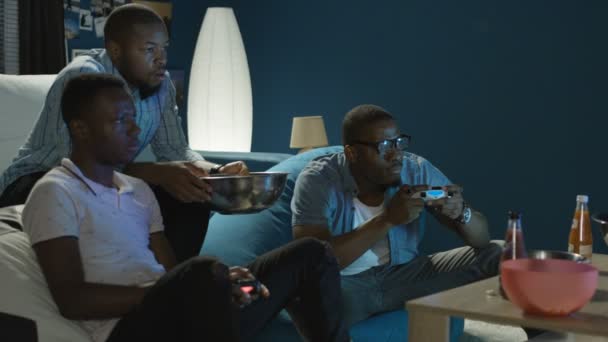 Чернокожий мужчина развлекается видеоиграми дома — стоковое видео