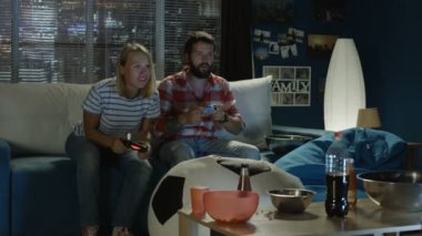 İfade çift evde video oyunu oynarken