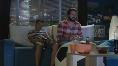 Adam ve birlikte video oyunu oynayan çocuk