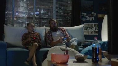 Adam ve birlikte video oyunu oynayan çocuk