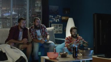 Gamepad ile evde oyun erkekler