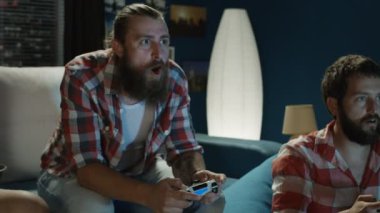 Gamepad ile evde oyun erkekler