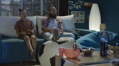 Oynak baba ve oğlu eğleniyor ve video oyunu oynarken