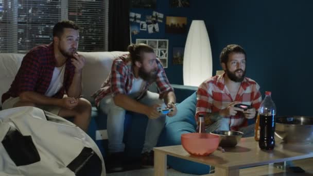 Män spel med gamepads hemma — Stockvideo