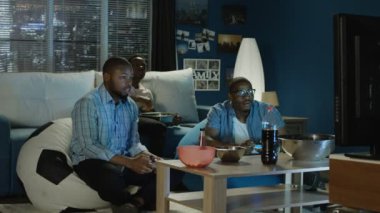 Siyah adam evde video oyunu ile eğleniyor