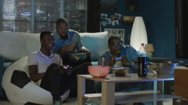 Siyah adam evde video oyunu ile eğleniyor