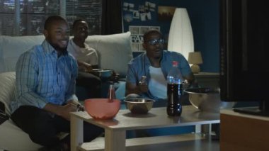 Siyah adam evde video oyunu ile eğleniyor