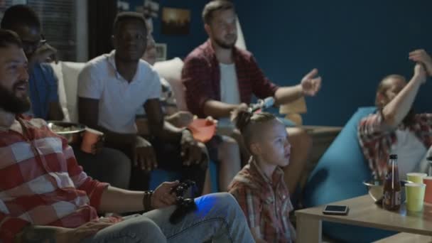 Diverse persone divertenti con videogiochi — Video Stock