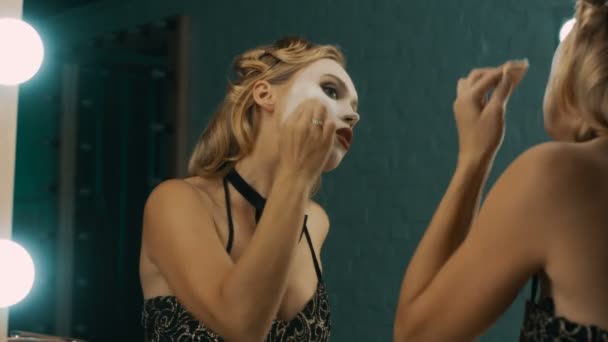 Belle jeune actrice appliquant le maquillage contre le miroir — Video