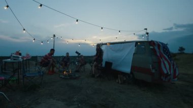 Ateşin ortasına aile kızartma öğrendiklerinde gülmekten