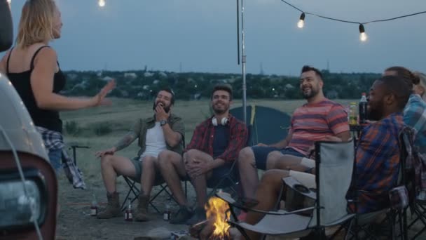 Diversos amigos rindo jogando charadas no acampamento — Vídeo de Stock