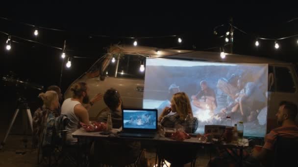 Amigos viendo películas en la pantalla del camping — Vídeos de Stock