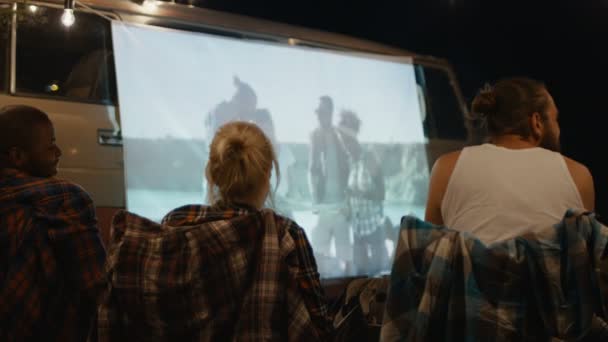 Φίλοι, παρακολουθώντας την ταινία στην οθόνη στο κάμπινγκ — Αρχείο Βίντεο