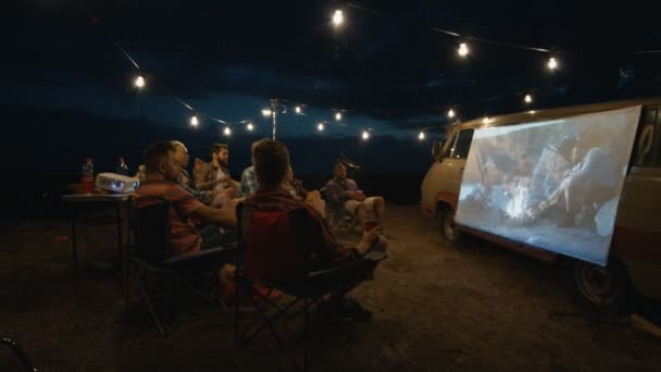 Amigos viendo películas en el camping — Vídeos de Stock