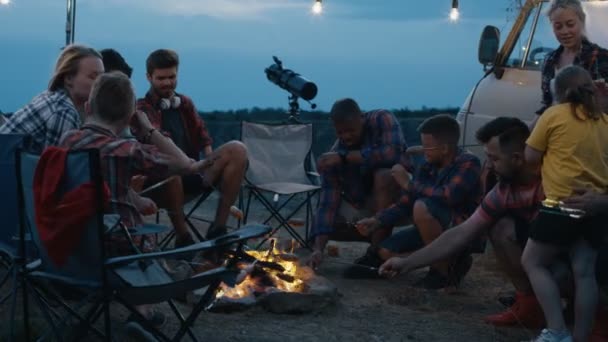 Grupo de amigos viajantes fritando salsichas no parque de campismo — Vídeo de Stock