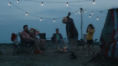 Aile kamp van yakınındaki eğleniyor