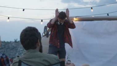 Genç arkadaşlar kamp içinde sessiz sinema oynamaya