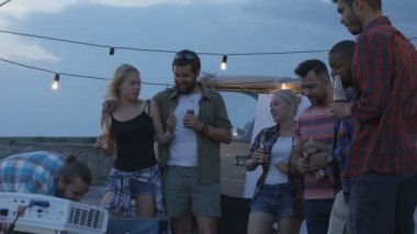 Gençler kamp van ile soğutma