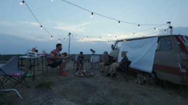 Ateşin ortasına aile kızartma öğrendiklerinde gülmekten