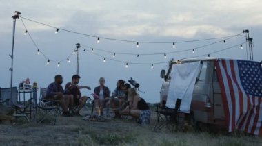 Turist kamp şenlik ateşi, lokum kızartma