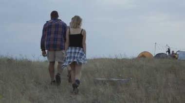 Kamp alanına yürüyor turist Grup