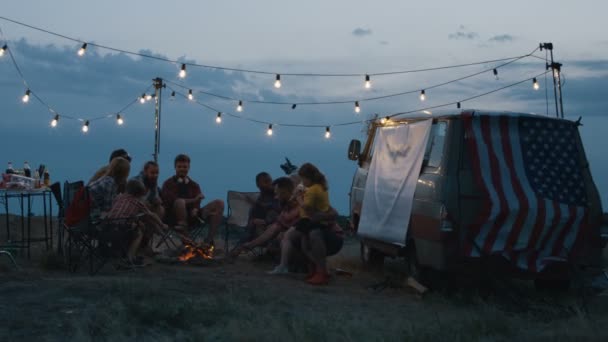 Groupe d'amis itinérants frire des saucisses au camping — Video