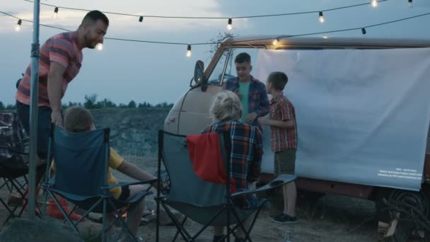 Kamp içinde sessiz sinema oynamaya çocuklu insanlar — Stok video