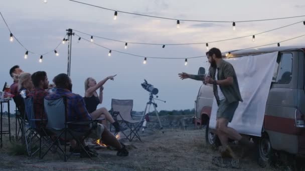 Riendo diversos amigos jugando charadas en el campamento — Vídeo de stock
