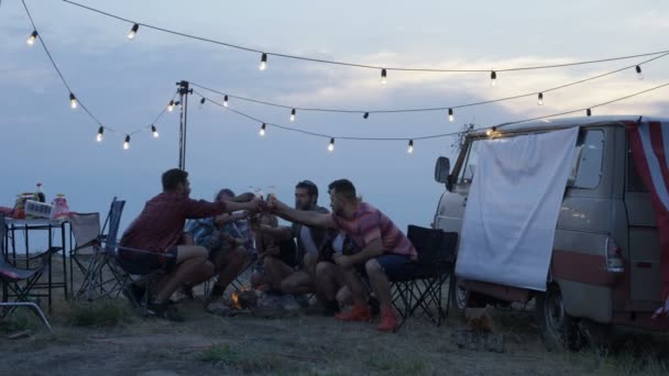Amigos que descansam no acampamento tomando bebidas — Vídeo de Stock