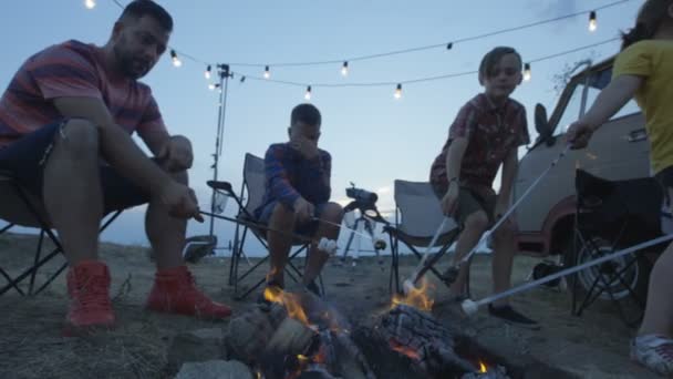 Familie frituren marshmellow lachen op vreugdevuur — Stockvideo