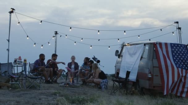 Turistas fritando marshmallows na fogueira de acampamento — Vídeo de Stock