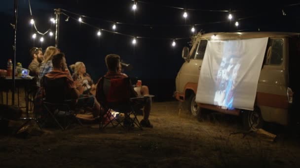 Freunde sehen Film auf Campingplatz — Stockvideo