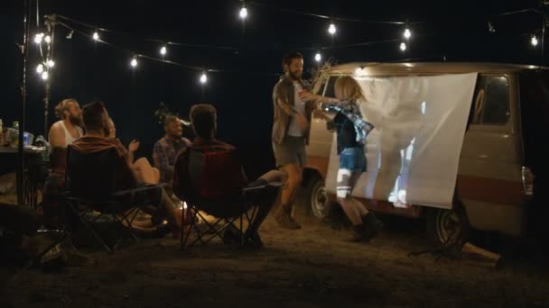 Verspielt lachende Menschen entspannen sich auf dem Campingplatz — Stockvideo