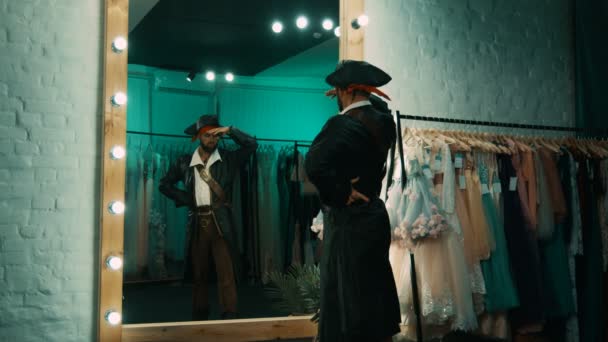 Uomo in costume da pirata scena di prova — Video Stock