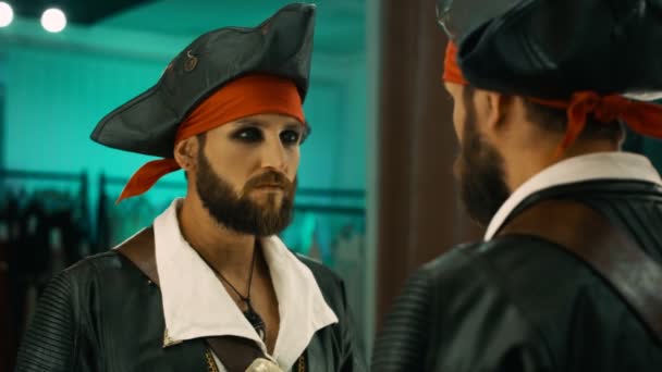 Человек в костюме пирата репетирует сцену — стоковое видео