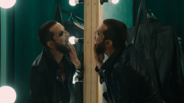 Рок-певец принимает наркотики в гримерке — стоковое видео
