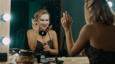 Ayna önünde sahneleri prova yorgun kadın oyuncu