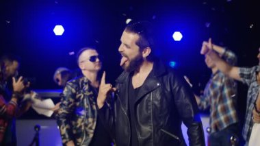 Fotoğrafçılar için el hareketi rock müzisyeni