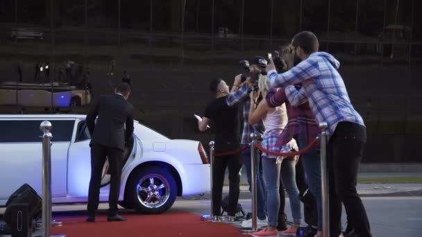 Famous couple giving autographs — Stock Video