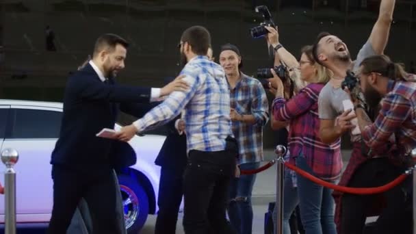 Leibwächter stoppen den Fan — Stockvideo