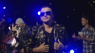 Fotoğrafçılar için el hareketi rock müzisyeni