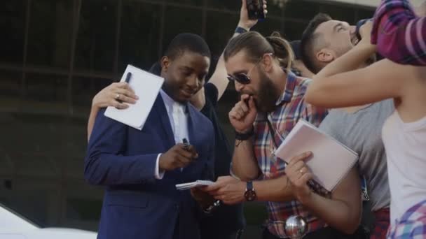 Słynny aktor etniczne, dając autografy — Wideo stockowe