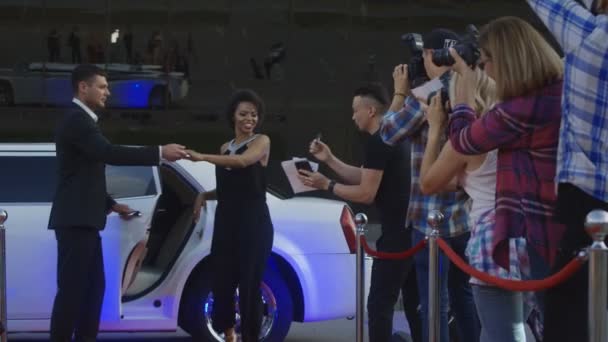 Afro Americana Famosa Mujer Caminando Fuera Limusina Dando Autógrafo Fan — Vídeos de Stock