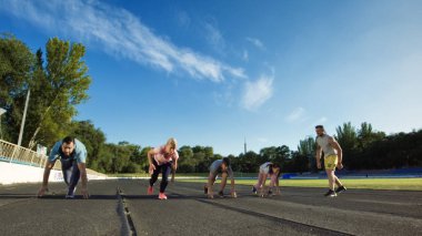 Sprint çalışma süresi için stadyum üzerinde aile